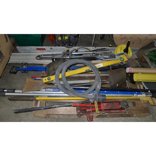 2051 - 1 pallet containing a quantity of various hand tools, including spades, screed bars, a trolley jack ... 