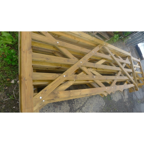 3179 - 1 wooden gate width approx 3m