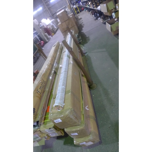 3033 - 1 full box containg 18 x 3m lengths (54m) of a good quality Italian frame moulding by Spett Simons t... 