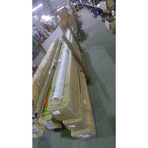 3034 - 1 full box containg 18 x 3m lengths (54m) of a good quality Italian frame moulding by Spett Simons t... 