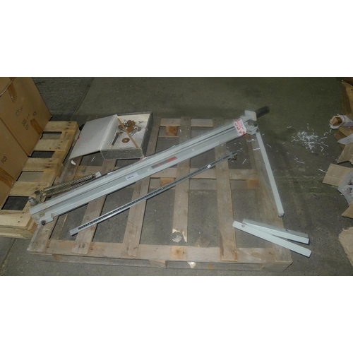 3036 - 1 pallet containing a bench end guillotine by Lion (NO bench included). Please note that the blade i... 