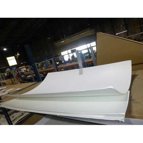 3022 - A quantity of various large sheet materials including mount board and foam board together with 1 vin... 