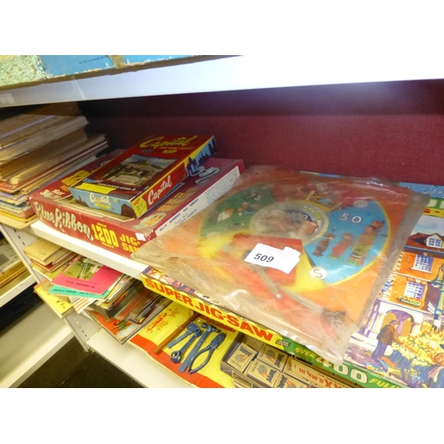 509 - A quantity of miscellaneous vintage games, toys and jigsaws etc (4 shelves)