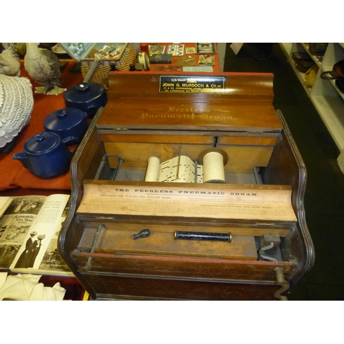 627 - An Edwardian oak cased, manivelle (hand-cranked) Peerless pneumatic teanola Street Organ, by John G ... 