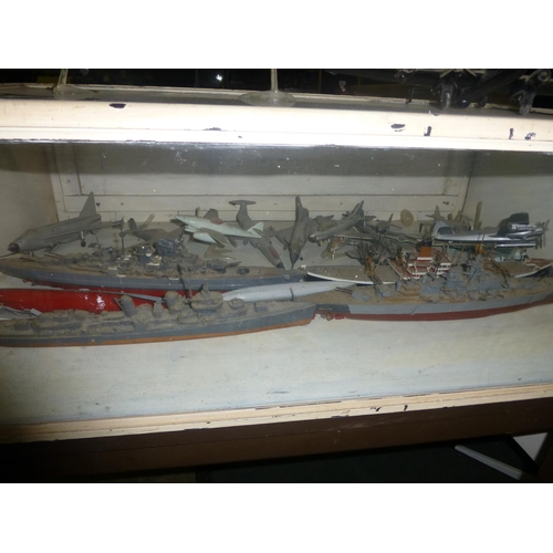 683 - Table top display cabinet with a quantity of model ships and planes