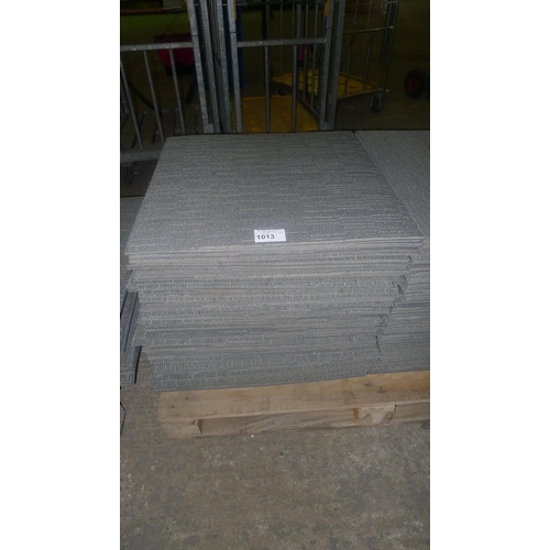 1013 - A quantity of approx 100 good quality grey patterned carpet tiles by Shaw each at 610mm x 610mm