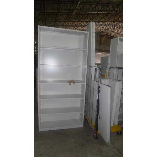 1032 - A run of 5 bays (6 uprights) of white metal boltless stores type racking with metal shelves - wheele... 