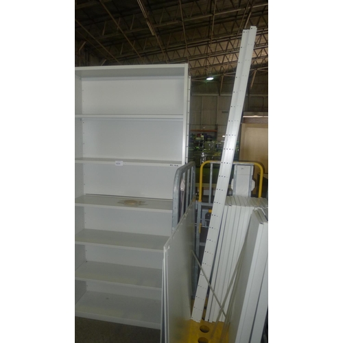 1035 - A run of 5 bays (6 uprights) of white metal boltless stores type racking with metal shelves - wheele... 