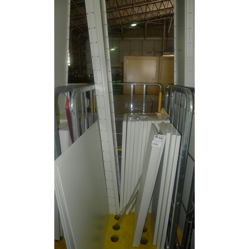 1036 - A run of 5 bays (6 uprights) of white metal boltless stores type racking with metal shelves - wheele... 