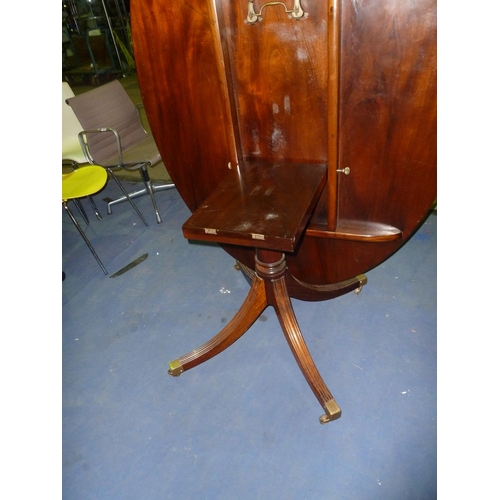 1095 - 1 regency style mahogany oval tipping top pedestal table with splayed legs and a satin wood cross ba... 