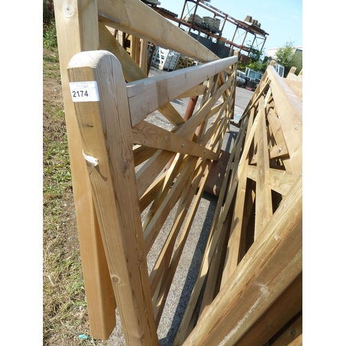 2174 - 1 wooden gate width approx 4.56m