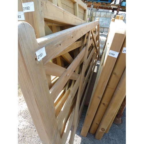 2181 - 1 wooden gate width approx 3.05m