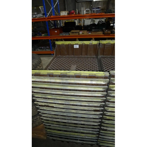 3343 - 18 plastic stacking trays