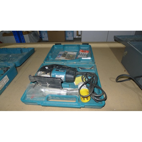 3376 - 1 Jigsaw by Makita type 4340FCT 110v with a quantity of spare blades