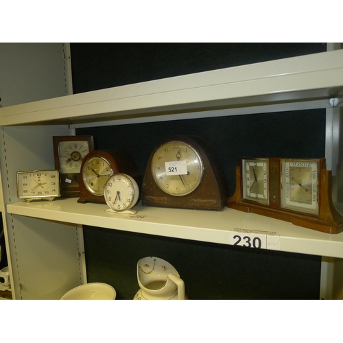 521 - A quantity of various mantle clocks (1 shelf)