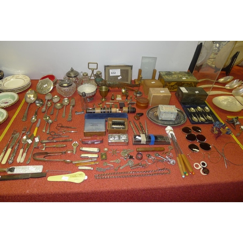 632 - A quantity of miscellaneous decorative and collectible trinkets and ornaments etc including; sewing ... 