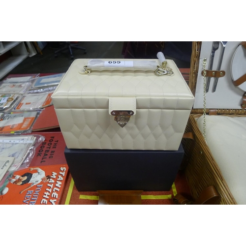 655 - A Wolf Caroline cream coloured leather ladies jewellery case with a lift lid, separate compartments,... 