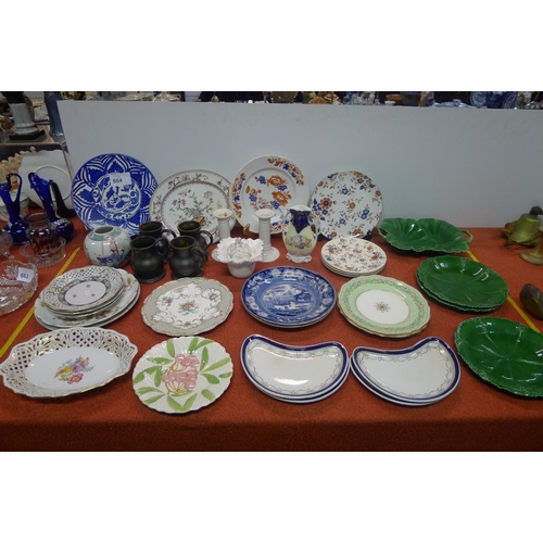 664 - A quantity of miscellaneous decorative chinaware and ornaments etc