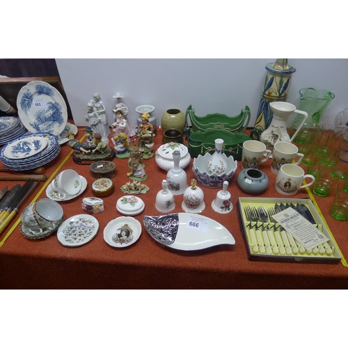 666 - A quantity of miscellaneous decorative chinaware and ornaments etc