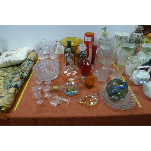 670 - A quantity of miscellaneous decorative glassware