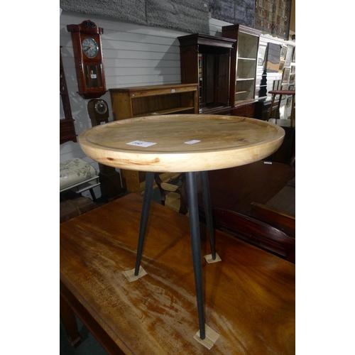 750 - A modern contemporary design circular topped table on splayed legs