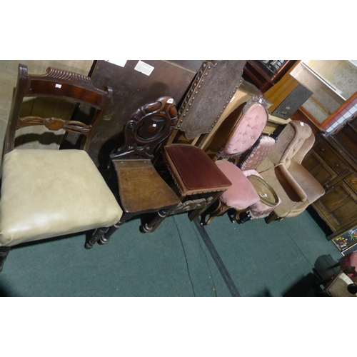 777 - A pink buttoned back armchair, 3 upholstered chairs, a hall chair with wooden seat & a Regency style... 