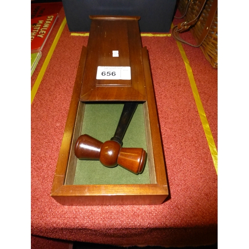 656 - A boxed turned hardwood chairman's gavel