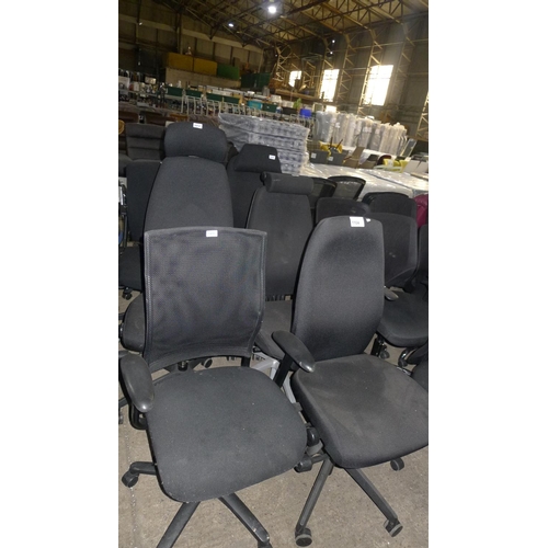 1104 - 6 various black upholstered office swivel chairs