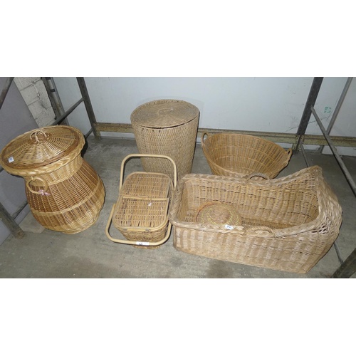 90 - A quantity of various wicker baskets. Contents of one shelf