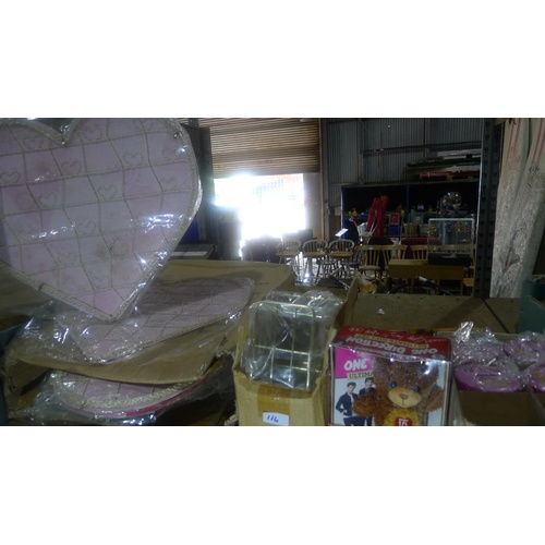 116 - A quantity of various gift / novelty items. Contents of one bay / 3 shelves