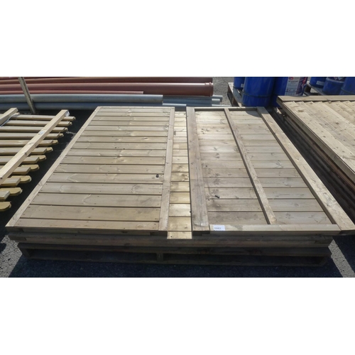 2982 - 4 various fence panels (2 large & 2 smaller)