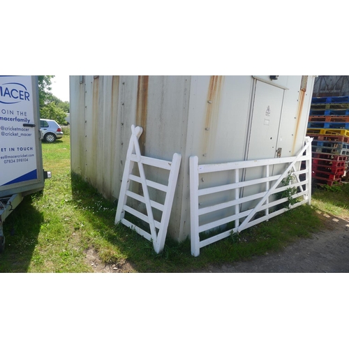 2997 - 2 white painted turned heal gates - 1 approx 3.6m wide and 1 approx 1.05m wide