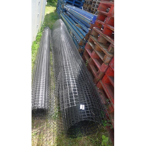 2998 - 2 part rolls of plastic square mesh netting, each roll is 3.92m wide but exact length unknown