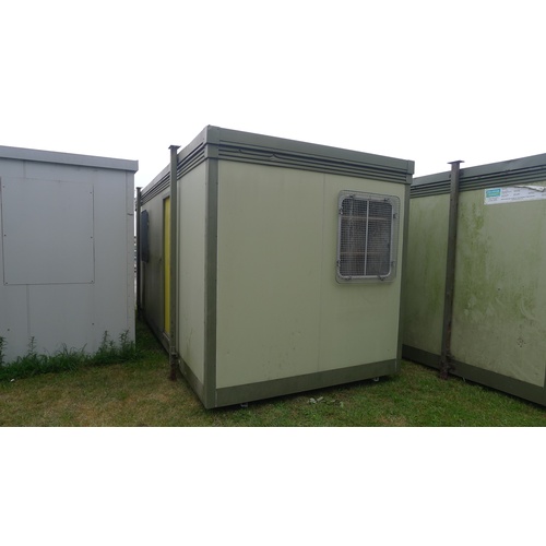 2999b - 1 jack leg site cabin with single side door, 4 metal mesh covered windows (1 each side), approx 2.52... 