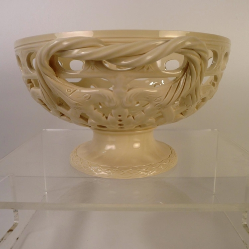 279 - A plain white Wedgwood pierced work fruit bowl with cover, 23cm diameter