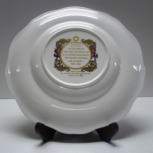 302 - A Coverswall Queen mother commemoration loving Cup with matching plate