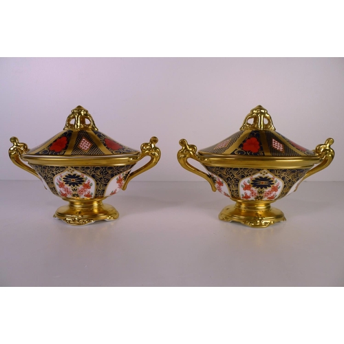 367 - A pair of Royal Crown Derby old Imari 1128 urns with covers, 14cm tall, with boxes