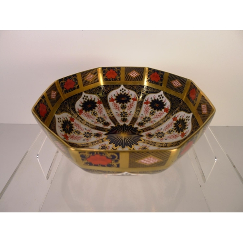 368 - A Royal Crown Derby old Imari 1128 octagonal bowl 21 cm diameter with box