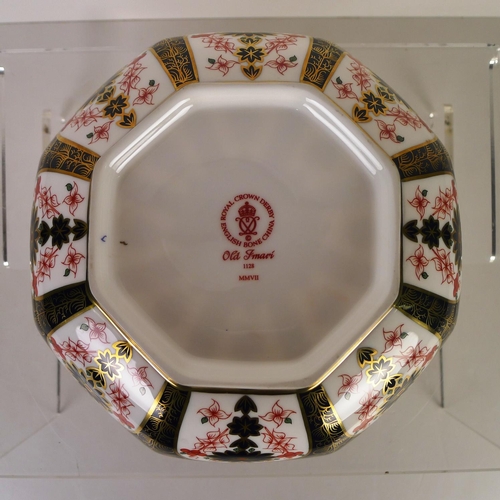 368 - A Royal Crown Derby old Imari 1128 octagonal bowl 21 cm diameter with box