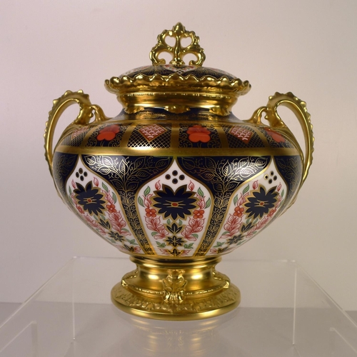 398 - A Royal Crown Derby old Imari 1128 litherland vase with cover, 25cm tall, with box