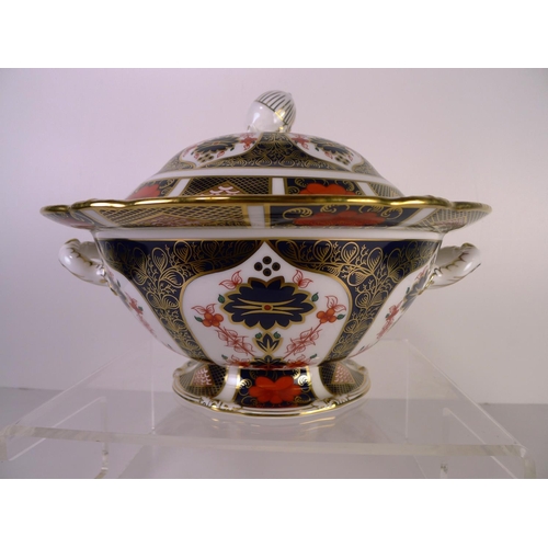 409 - A Royal Crown Derby old Imari 1128 two-handled tureen with cover, 22cm tall