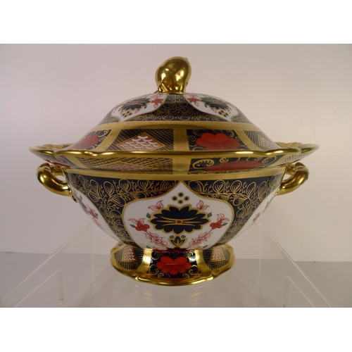 426 - A Royal Crown Derby old Imari 1128 two handled tureen with lid, 23cm tall