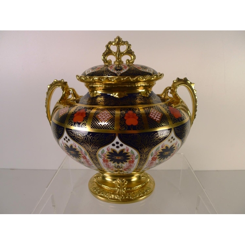 434 - A Royal Crown Derby old Imari 1128 Litherland vase with cover, 26cm tall, with box