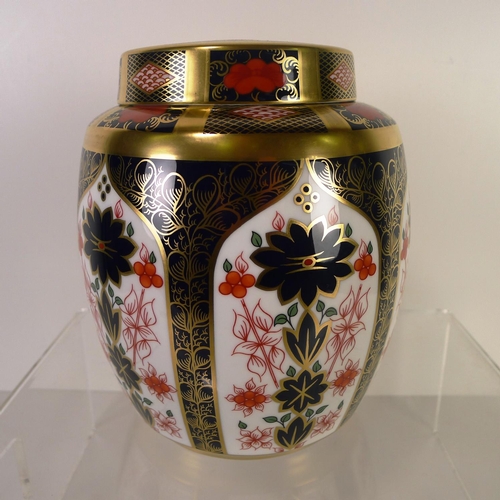 439 - A Royal Crown Derby old Imari 1128 ginger jar with cover, 18cm tall, with box