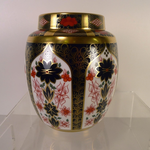 439 - A Royal Crown Derby old Imari 1128 ginger jar with cover, 18cm tall, with box