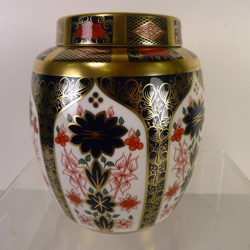 439 - A Royal Crown Derby old Imari 1128 ginger jar with cover, 18cm tall, with box