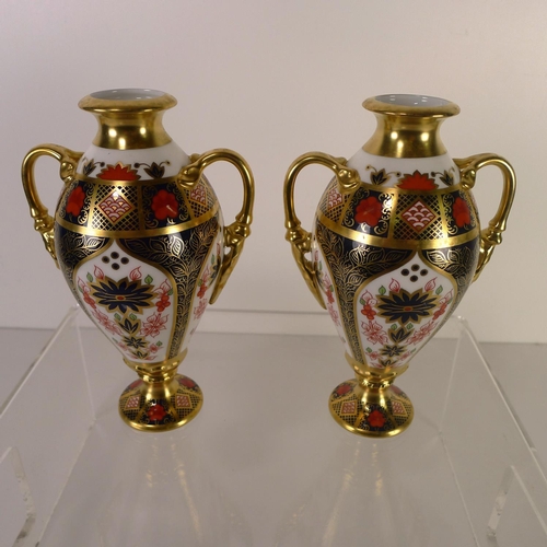 453 - A pair of Royal Crown Derby old Imari 1128 Tissington vases with lids, 20cm tall, one box only