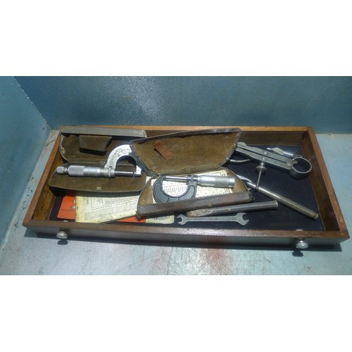 95 - A toolmakers 5 drawer cabinet approx 42cm w x 20cm d x 29cm h containing a quantity of various engin... 