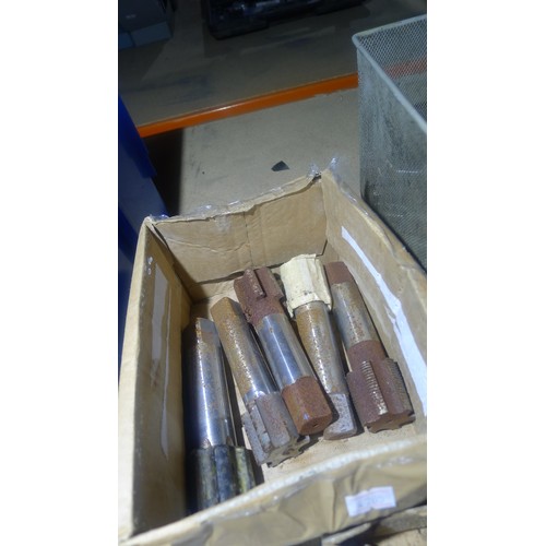 143 - A quantity of various engineering items including thread cutting taps, lathe tools, several gauge st... 