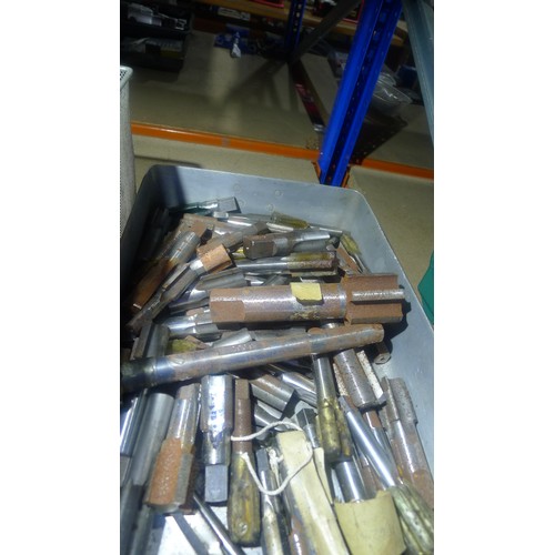 143 - A quantity of various engineering items including thread cutting taps, lathe tools, several gauge st... 